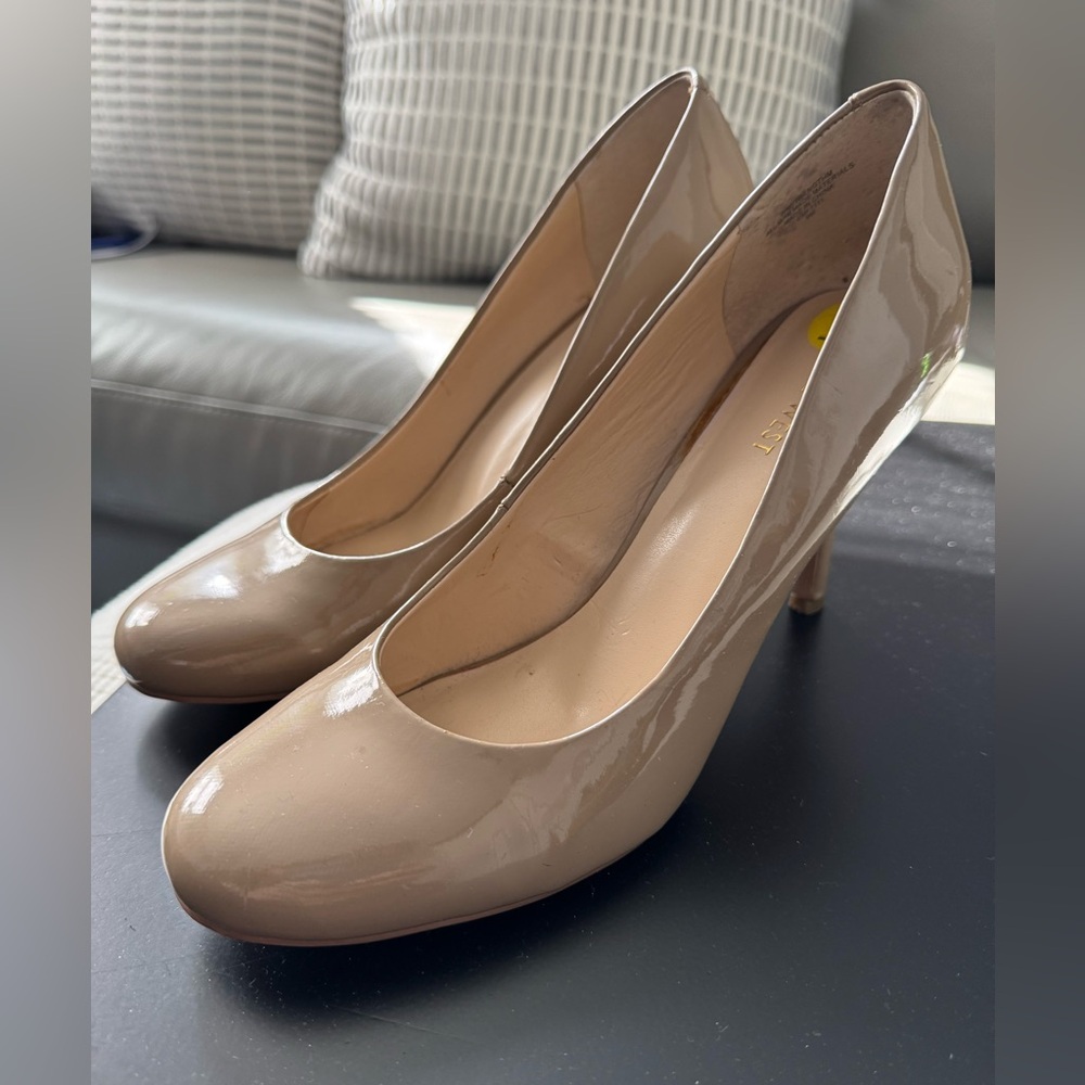 Nine West Elegant Nude/Beige Patent Leather Pumps size 9, worn once
